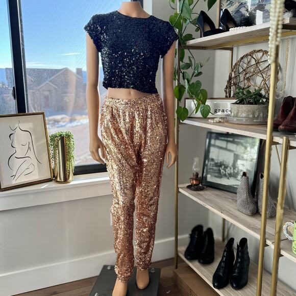 NWT- Francesca’s Rylee Short Sleeve Cropped Black Sequin Top, Women’s Size Small - Picture 2 of 9